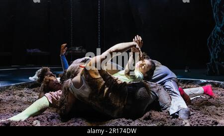 Cottbus, Deutschland. 10. Mai 2023. Schauspielerinnen und Schauspielerinnen des Staatstheaters Cottbus sind im Großen Haus während einer Fotoprobe für den Thriller „Equus“ von Peter Shaffer in der Übersetzung von Ursula Grützmacher-Tabori auf der Bühne. Das Stück wurde von Philipp Rosendahl geleitet, die Bühne wurde von Daniel Roskamp entworfen, und die Kostüme wurden von Johann Brigitte Schima entworfen. Die Premiere findet am 13. Mai 2023 statt. Kredit: Frank Hammerschmidt/dpa/Alamy Live News Stockfoto