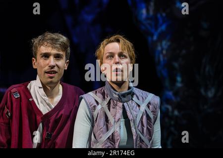 Cottbus, Deutschland. 10. Mai 2023. Schauspieler Torben Appel (Alan) und Schauspielerin Sophie Bock (Jill) sind im Staatstheater Cottbus während einer Fotoprobe für den Thriller „Equus“ von Peter Shaffer in der Übersetzung von Ursula Grützmacher-Tabori auf der Bühne. Das Stück wurde von Philipp Rosendahl geleitet, die Bühne wurde von Daniel Roskamp entworfen, und die Kostüme wurden von Johann Brigitte Schima entworfen. Die Premiere findet am 13. Mai 2023 statt. Kredit: Frank Hammerschmidt/dpa/Alamy Live News Stockfoto