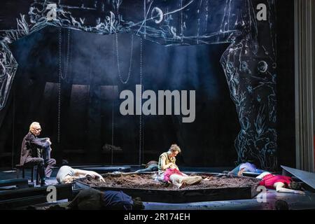 Cottbus, Deutschland. 10. Mai 2023. Schauspielerinnen und Schauspielerinnen des Staatstheaters Cottbus sind im Großen Haus während einer Fotoprobe für den Thriller „Equus“ von Peter Shaffer in der Übersetzung von Ursula Grützmacher-Tabori auf der Bühne. Das Stück wurde von Philipp Rosendahl geleitet, die Bühne wurde von Daniel Roskamp entworfen, und die Kostüme wurden von Johann Brigitte Schima entworfen. Die Premiere findet am 13. Mai 2023 statt. Kredit: Frank Hammerschmidt/dpa/Alamy Live News Stockfoto