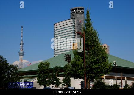 Der Ryogoku Kokugikan und der Tokyo Sky Tree Tower Stockfoto
