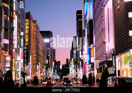 Ginza Chuo-Dori in der Dämmerung Stockfoto