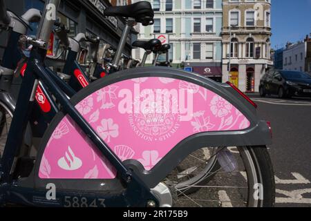 King Charles 111 Königliche Krönung auf einem Santander-Leihfahrrad in London, England, Großbritannien Stockfoto