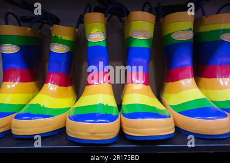 Regenbogenfarbene Gelert Kunststoffstiefel in einem Geschäft in London, England, Großbritannien Stockfoto