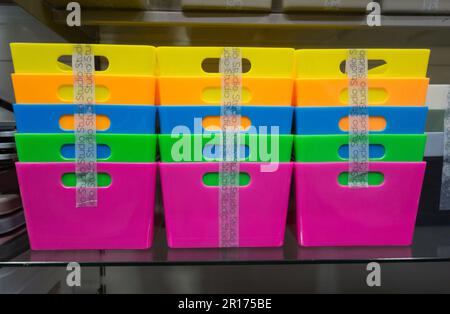 In einem Geschäft in London, England, Großbritannien, werden in hellen Kunststoffboxen ausgestellt Stockfoto
