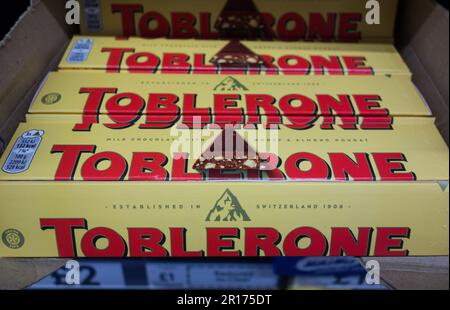 Toblerone Alpine Mountain Image auf der Verpackung der Schweizer Schokoladenmarke Mondelez International, hergestellt in Bern, Schweiz Stockfoto