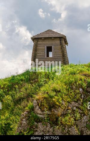 Eine mittelalterliche slawische Siedlung auf dem Berg Birów. Podzamcze, Ogrodzieniec, Polen Stockfoto