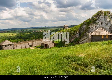 Eine mittelalterliche slawische Siedlung auf dem Berg Birów. Podzamcze, Ogrodzieniec, Polen Stockfoto