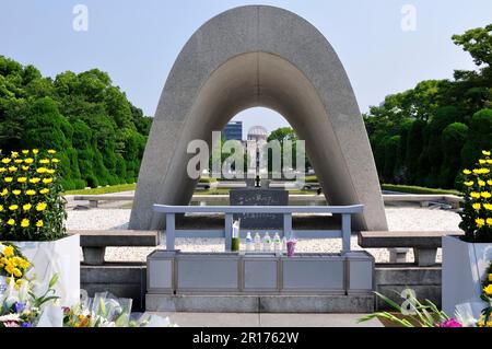 Blick auf den Atombombendom vom Hiroshima Peace Park Memorial Tower Stockfoto