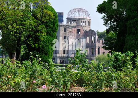 Blick auf den Atombomben-Dom vom Hiroshima Peace Park Stockfoto