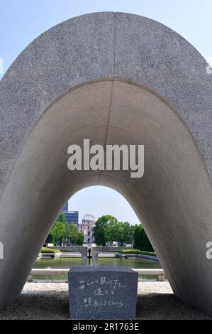 Blick auf den Atombombendom vom Hiroshima Peace Park Memorial Tower Stockfoto