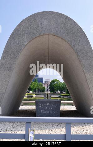 Blick auf den Atombombendom vom Hiroshima Peace Park Memorial Tower Stockfoto