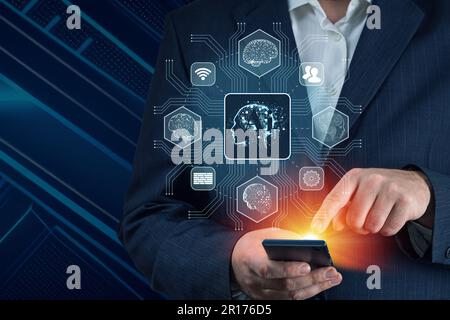 KI, Chat bot und zukünftiges Marketingkonzept, Handyhalter mit KI-Infografik Stockfoto