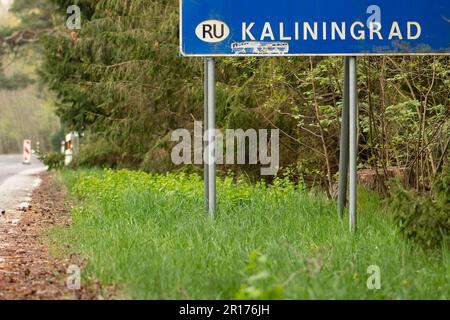 Die Staatsgrenze zwischen Litauen und der russischen Exklave Kaliningrad in Russland wurde aufgrund von Sanktionen geschlossen, die von der Europäischen Union mit dem Stoppschild o verhängt wurden Stockfoto