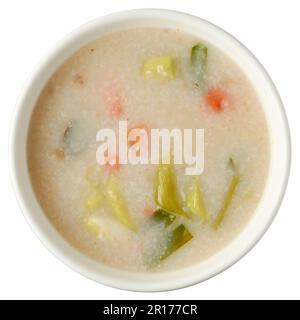 Schüssel mit Reisbrei oder Reismehl mit Gemüse, auch bekannt als Reiskänji oder Congee, Komfort und leicht verdauliche cremige, strukturierte Frühstücksspeisen isoliert Stockfoto