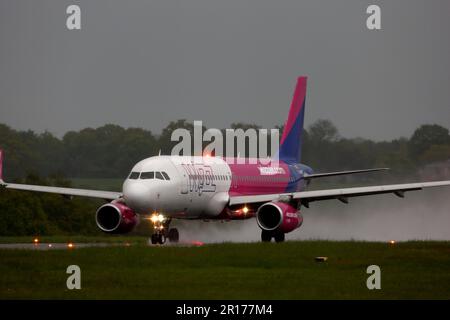 G-WUKD Wizz Air UK Airbus A320-232(WL) startet bei starkem Regen am Flughafen London Luton Stockfoto