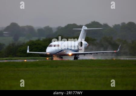 T7-TANMG, CL60, Canadair CL-600-2B16, Challenger 604, Executive Jet, Abflug bei Regen am Flughafen Luton Stockfoto