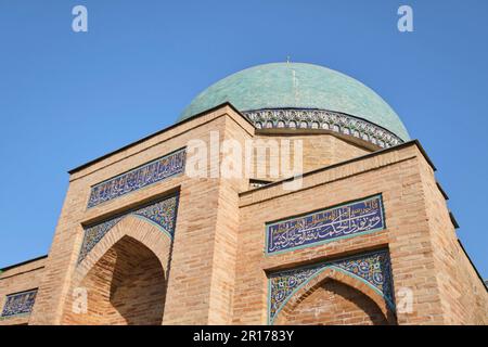 Die Außenfassade, der Eingang und die grüne Fliesenkuppel. Im Sheikh Hovendi at-Tahur Mausoleum in Taschkent, Usbekistan. Stockfoto