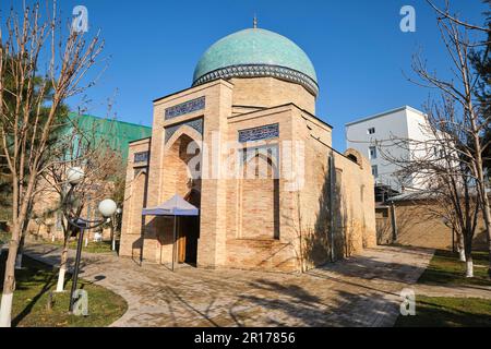 Die Außenfassade, der Eingang und die grüne Fliesenkuppel. Im Sheikh Hovendi at-Tahur Mausoleum in Taschkent, Usbekistan. Stockfoto
