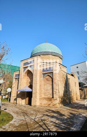 Die Außenfassade, der Eingang und die grüne Fliesenkuppel. Im Sheikh Hovendi at-Tahur Mausoleum in Taschkent, Usbekistan. Stockfoto