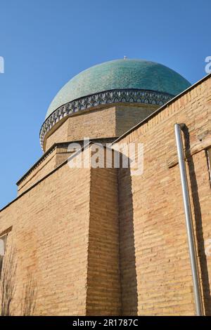 Details, abstrakter Look aus hellbraunen Ziegeln und grüne, blaue Kuppel mit Fliesen. Im Sheikh Hovendi at-Tahur Mausoleum in Taschkent, Usbekistan. Stockfoto