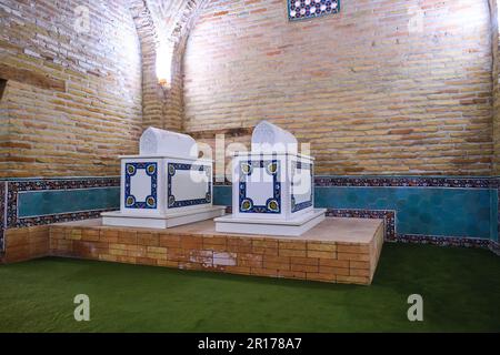 In einem kleinen Raum, zwei weiße Marmorgräber, Gräber. Im Sheikh Hovendi at-Tahur Mausoleum in Taschkent, Usbekistan. Stockfoto