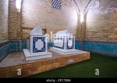 In einem kleinen Raum, zwei weiße Marmorgräber, Gräber. Im Sheikh Hovendi at-Tahur Mausoleum in Taschkent, Usbekistan. Stockfoto