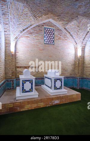 In einem kleinen Raum, zwei weiße Marmorgräber, Gräber. Im Sheikh Hovendi at-Tahur Mausoleum in Taschkent, Usbekistan. Stockfoto