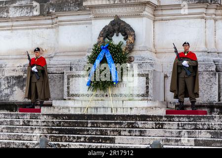 ROM, ITALIEN - 10. MÄRZ 2023: Dies ist die Ehrengarde am Grabort des unbekannten Soldaten im Altar des Vaterlands an der Vittoria Stockfoto