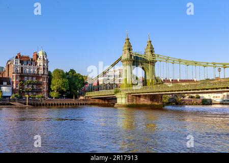 LONDON, GROSSBRITANNIEN - 18. MAI 2014: Dies ist die Unterstützung der Hammersmith-Hängebrücke am linken Ufer der Themse. Stockfoto