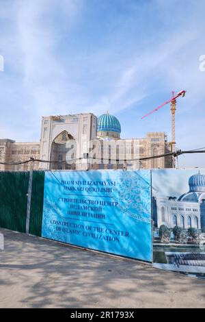 Blick auf die große Anlage mit Bauzaun und Schild. Im riesigen, riesigen Zentrum der islamischen Zivilisation, im Bau, in Taschkent, Usbekistan. Stockfoto
