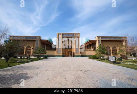 Die Fassade des Haupteingangs der Moschee. In der Khazrati Imam-Moschee im Hazrati Imam-Komplex in Taschkent, Usbekistan. Stockfoto