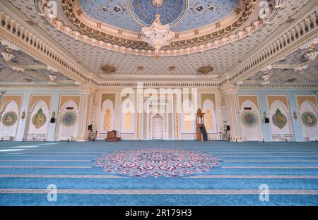 Blick auf das Innere der Moschee mit kleiner Minibar. In der Khazrati Imam-Moschee im Hazrati Imam-Komplex in Taschkent, Usbekistan. Stockfoto