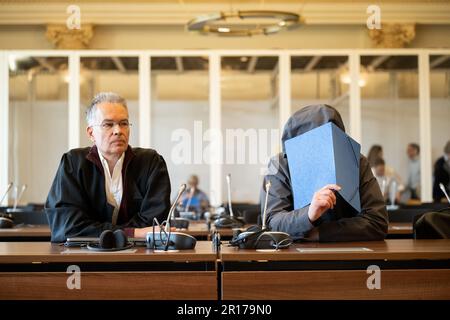 12. Mai 2023, Hamburg: Angeklagter Michael Osterburg (r) sitzt neben seinem Anwalt Nils Fock in einem Gerichtssaal im Strafjustizgebäude. Dem ehemaligen Fraktionsvorsitzenden der Grünen Partei im Bezirk Mitte und ehemaligen Partner der Hamburger Justizsenatorin Gallina sollen zwischen 2015 und 2019 private Ausgaben wie Bewirtungs- und Kinderbetreuungskosten fälschlicherweise aus den Kassen der Fraktion erstattet worden sein. Vor der großen Strafkammer werden insgesamt 121 Fälle mit einer Schadenssumme von knapp 33.000 Euro angeklagt. Foto: Daniel Reinhardt/dpa Pool/dpa Stockfoto