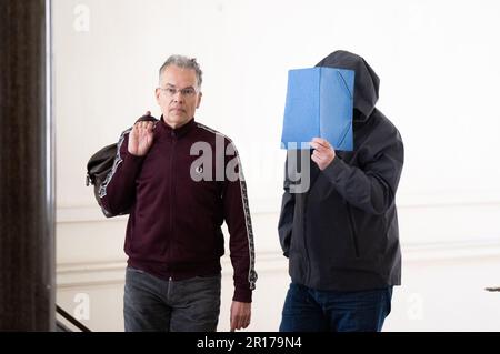 12. Mai 2023, Hamburg: Der Angeklagte Michael Osterburg (r) trifft mit seinem Anwalt Nils Fock zum Prozess wegen Vertrauensbruch im Strafjustizgebäude ein. Dem ehemaligen Fraktionsvorsitzenden der Grünen im Bezirk Mitte und dem ehemaligen Partner der Hamburger Justizsenatorin Gallina wird vorgeworfen, dass private Ausgaben wie Bewirtungs- und Kinderbetreuungskosten zwischen 2015 und 2019 in unzulässiger Weise aus den Kassen der Parlamentsfraktion erstattet worden seien. Vor der großen Strafkammer werden insgesamt 121 Fälle mit einer Schadenssumme von knapp 33.000 Euro angeklagt. Foto: Daniel Reinhardt/dpa Stockfoto