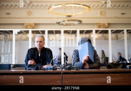 12. Mai 2023, Hamburg: Angeklagter Michael Osterburg (r) sitzt neben seinem Anwalt Nils Fock in einem Gerichtssaal im Strafjustizgebäude. Dem ehemaligen Fraktionsvorsitzenden der Grünen Partei im Bezirk Mitte und ehemaligen Partner der Hamburger Justizsenatorin Gallina sollen zwischen 2015 und 2019 private Ausgaben wie Bewirtungs- und Kinderbetreuungskosten fälschlicherweise aus den Kassen der Fraktion erstattet worden sein. Vor der großen Strafkammer werden insgesamt 121 Fälle mit einer Schadenssumme von knapp 33.000 Euro angeklagt. Foto: Daniel Reinhardt/dpa Pool/dpa Stockfoto