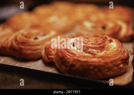 Eine Nahaufnahme frisch gebackener Croissants auf einem Tablett Stockfoto