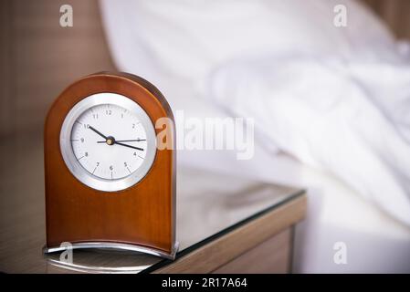 Wecker am Morgen, Schlafzimmer Stockfoto