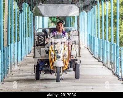 Tuk-Tuk-Bus nach Wat Khun Samut Chin, Samut Prakan Provinz Thailand. Wat Khun Samut Chin ist ein Tempel, der sich jetzt im Golf von Thailand befindet Stockfoto