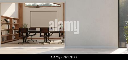 Komfortabler Tagungsraum mit Konferenztisch, leerem Brett an der Wand, Deckenventilator, Holzregal und leerer weißer Modellwand. 3D-Rendering, 3D-Abbildung Stockfoto