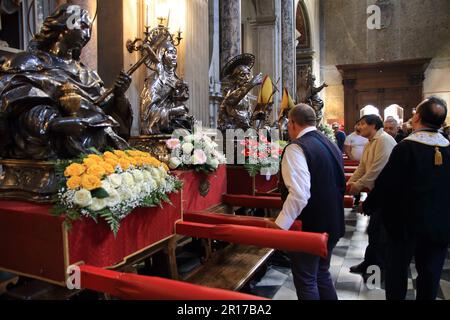 8. Mai 2023, Neapel, Kampanien/Neapel, Italien: Neapel, Italien - 06. Mai 2023: Der Tradition nach ist der Samstag vor dem ersten Sonntag im Mai das "Wunder des Monats Mai" von San Gennaro, Mit der feierlichen Prozession der Büste des Schutzpatrons von Neapel und den kostbaren Ampullen mit dem Blut des Märtyrers von der Kathedrale zur Basilika Santa Chiara. (Kreditbild: © Pasquale Senatore/Pacific Press via ZUMA Press Wire) NUR REDAKTIONELLE VERWENDUNG! Nicht für den kommerziellen GEBRAUCH! Stockfoto