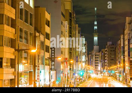 Beleuchteter Tokyo Skytree und Gebäude auf Edo-Dori Stockfoto