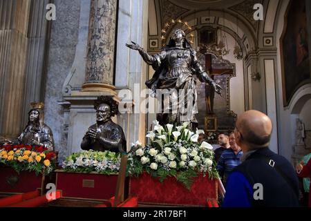 8. Mai 2023, Neapel, Kampanien/Neapel, Italien: Neapel, Italien - 06. Mai 2023: Der Tradition nach ist der Samstag vor dem ersten Sonntag im Mai das "Wunder des Monats Mai" von San Gennaro, Mit der feierlichen Prozession der Büste des Schutzpatrons von Neapel und den kostbaren Ampullen mit dem Blut des Märtyrers von der Kathedrale zur Basilika Santa Chiara. (Kreditbild: © Pasquale Senatore/Pacific Press via ZUMA Press Wire) NUR REDAKTIONELLE VERWENDUNG! Nicht für den kommerziellen GEBRAUCH! Stockfoto