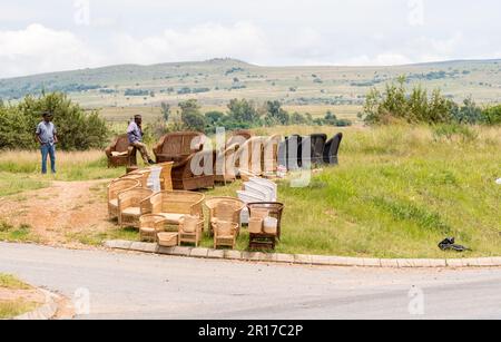 Afrikanische Straßenverkäufer oder Verkäufer am Straßenrand, die Möbel als Kleinunternehmer in Gauteng Südafrika verkaufen Stockfoto