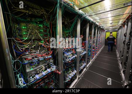 Dresden, Deutschland. 10. Mai 2023. Ansicht der Speichersysteme des CARA-Hochleistungsrechners (Computer for Advanced Research in Aerospace) des Deutschen Luft- und Raumfahrtzentrums (DLR). Der Hochleistungs-Computer wurde im Rechenzentrum der Technischen Universität Dresden (TU Dresden) installiert und wird vom Zentrum für Informationsdienste und Hochleistungsrechnen (ZIH) betrieben. Mit dem Hochleistungscomputer können hochpräzise und komplexe Simulationen durchgeführt werden, die die Einführung neuer Technologien in der Luft- und Raumfahrt beschleunigen. Kredit: Robert Michael/dpa/Alamy Live News Stockfoto