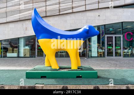 Liverpool, Großbritannien. 11. Mai 2023. Ein Superlambanana' in den Farben der ukrainischen Flagge steht vor dem Museum von Liverpool. Der Eurovision-Song-Wettbewerb, der letztes Jahr von der Ukraine gewonnen wurde, die in diesem Jahr wegen des andauernden Krieges mit Russland nicht Gastgeber sein kann. Kredit: SOPA Images Limited/Alamy Live News Stockfoto