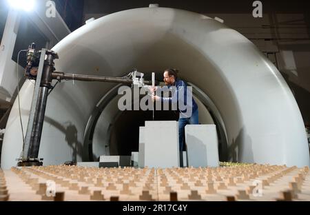 Dresden, Deutschland. 10. Mai 2023. Ein Mitarbeiter des Instituts für Luft- und Raumfahrttechnik der TU Dresden bereitet im Rahmen eines vom Wirtschaftsministerium in Sachsen organisierten Thementags mit dem Titel „Luftfahrtindustrie“ eine Flussdarstellung mit einer Nebelsonde im Windkanal vor. Kredit: Robert Michael/dpa/Alamy Live News Stockfoto