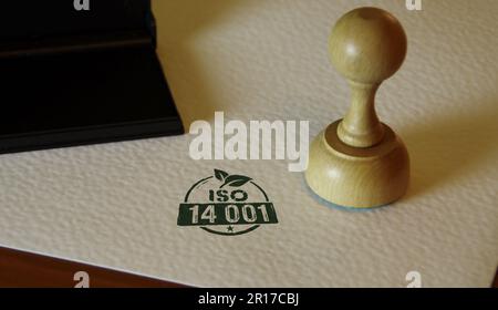 Nach ISO 14001 zertifizierte Stempel- und Stanzhilfe. Konzept der Umweltzertifikate. Stockfoto