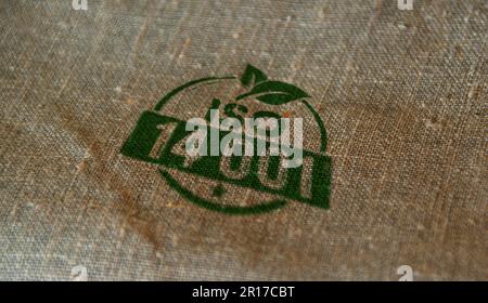 ISO 14001-zertifizierter Stempel auf Leinensack. Konzept der Umweltzertifikate. Stockfoto