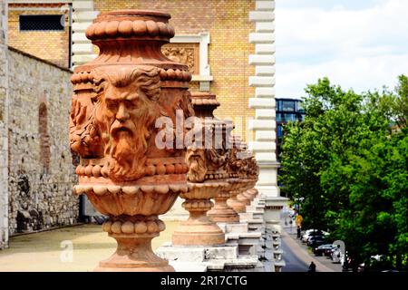 Braune Lehmurnen-Skulpturen im Nahaufnahme-Blick in Budapest. Schwindende Perspektive. Architektur und Reisekonzept. Luftaufnahme. Straßenlandschaft unten. Stockfoto