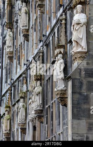 Nahaufnahme von Details (Statuen) des Rathauses von Aachen, Nordrhein-Westfalen, Deutschland Stockfoto